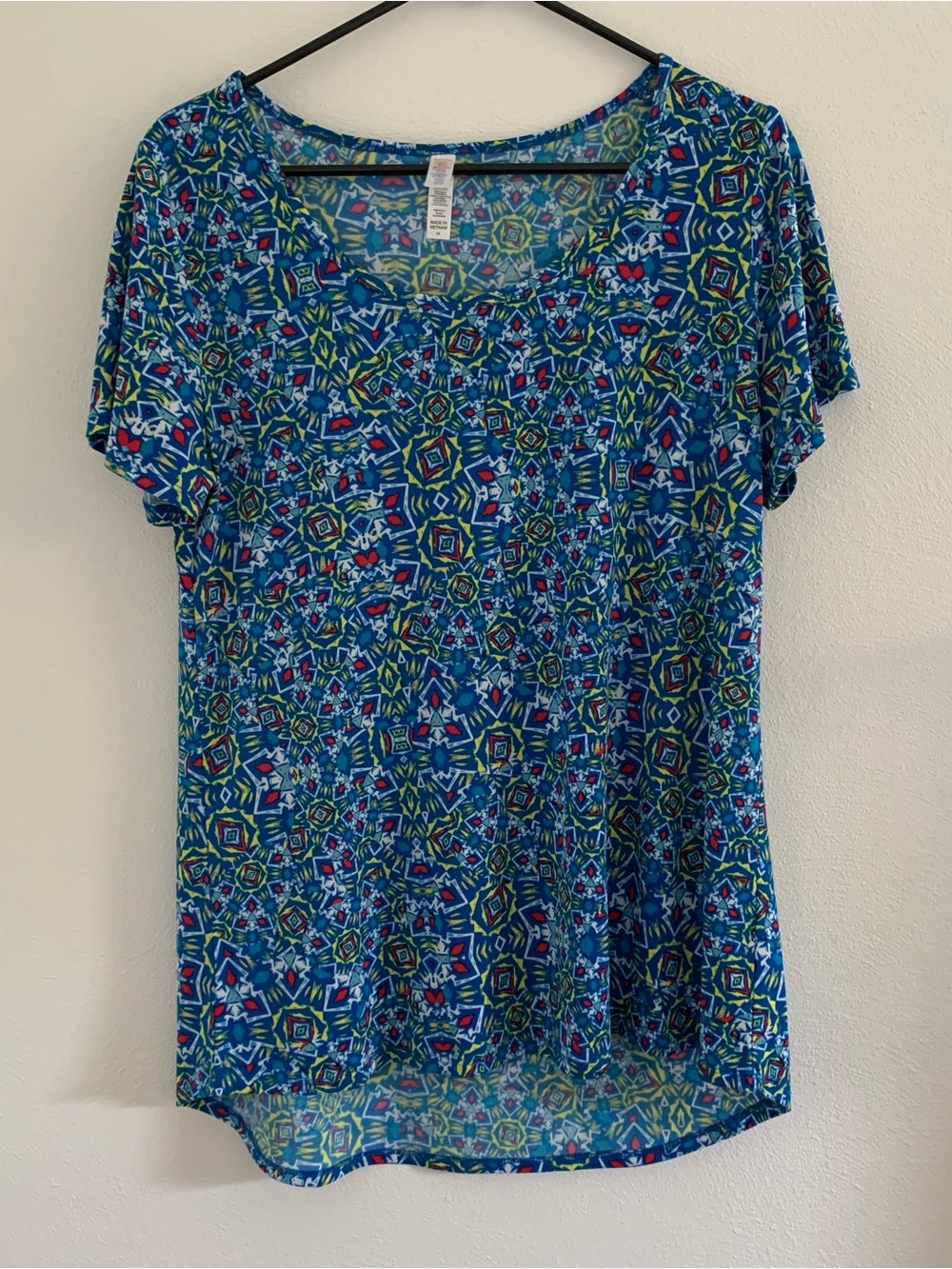 Medium LuLaRoe short sleeve classic t